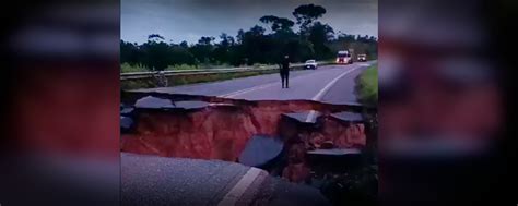 Carreta tomba e cratera se abre na BR 010 após fortes chuvas no Pará