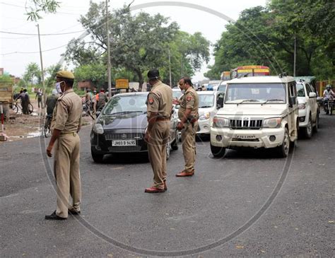 Image Of Police Officials Inspect Vehicles During The Lockdown In Prayagraj Uttar Pradesh On