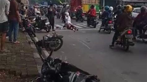 Truck Dyna Merah Tabrak Tiga Pengendara Sepeda Motor Di Banyumanik