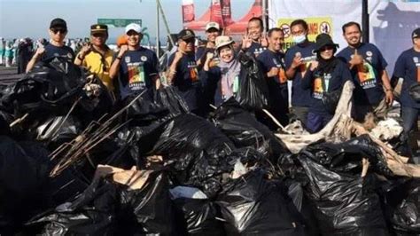 Bersih Bersih Pantai Watu Pecak Lumajang Berhasil Kumpulkan Sampah