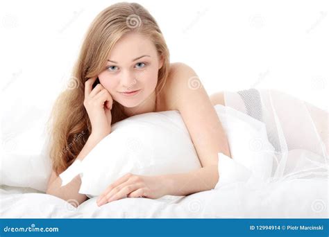 Reizvolle Blonde Frau Auf Dem Bett Stockfoto Bild Von Schlafzimmer Sorglos