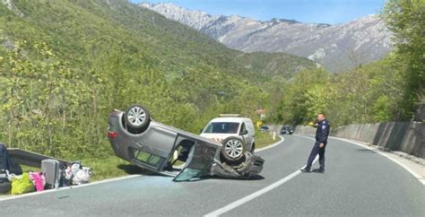 Saobra Ajna Nesre A Kod Mostara Automobil Na Krovu Povrije Ene Dvije