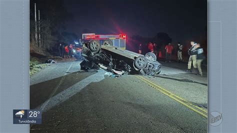 Tr S Pessoas Ficam Feridas Ap S Carro Capotar Na Mgc Entre