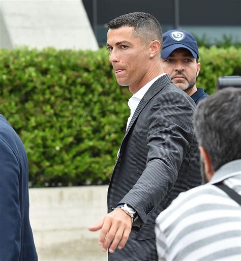 Ronaldo A Torino Canta Juve Juve Le Foto Dell Arrivo Al J Medical