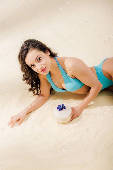 Hindistan Cevizi Kokteyli Ile Bikini Güzel Seksi Kız Kamera Bakarak stok fotoğrafçılık