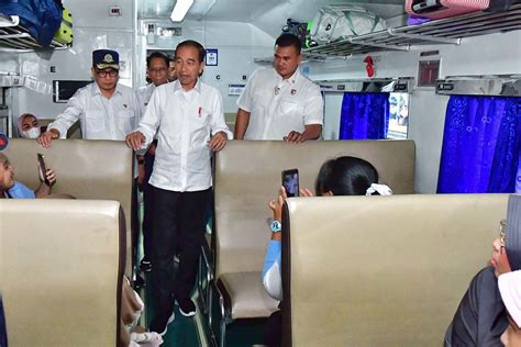 Jokowi Apresiasi Penanganan Penumpang Mudik Di Stasiun Pasar Senen