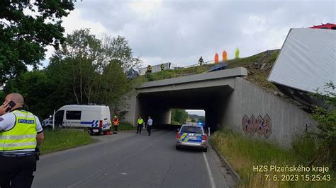 Fotogalerie Kamion U Ostrova U St Bra Narazil Na D Lnici Do