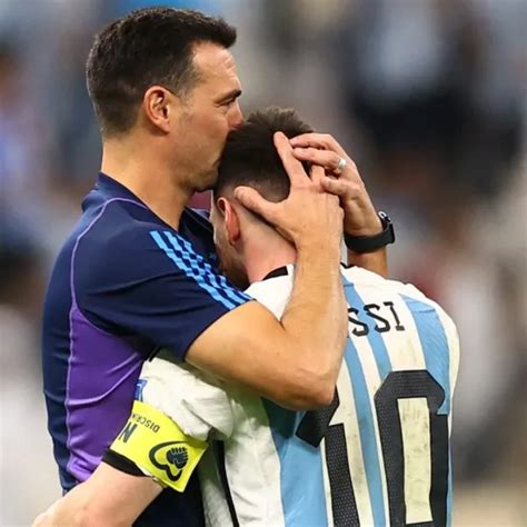 Scaloni Del Abrazo Con Paredes Tras La Final Del Mundial A Su