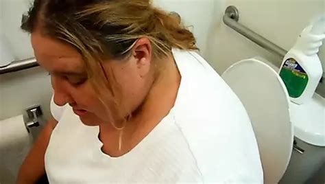 Bbw Oma Mit Fettem Arsch Pisst Drau En Xhamster