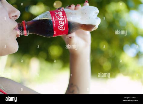 Coca Cola Drinking Bottle Immagini E Fotografie Stock Ad Alta