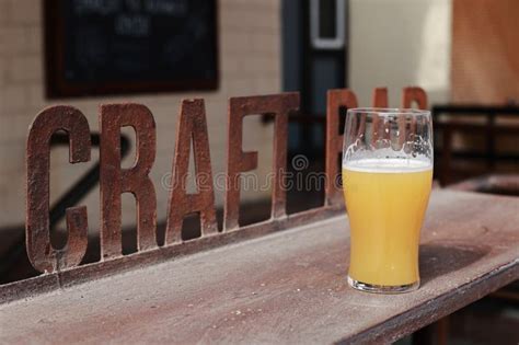 Una Copa De Cerveza Sin Filtro Con Espuma En El Mostrador Del Bar