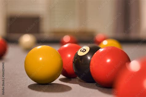 Boules De Billard Pos Es Sur Le Tapis Gris D Une Table De Billards La