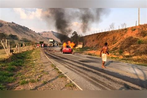 MG três pessoas morrem carbonizadas após carro pegar fogo em batida