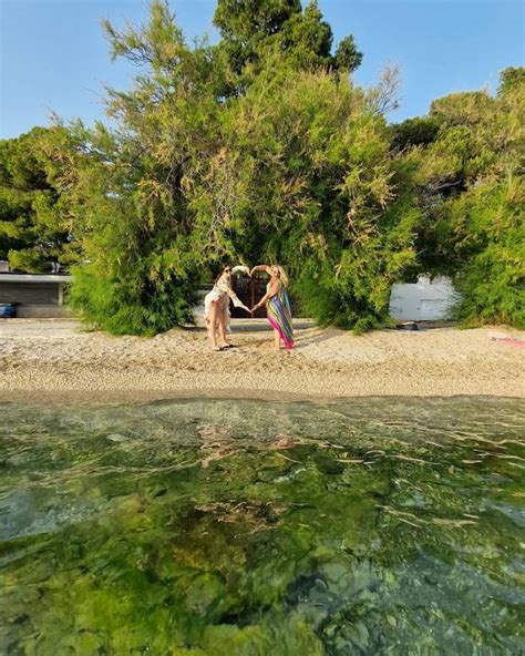 Iva Todori U Ivala Je Na Pla I U Arenom Bikiniju Pokazala Srce I