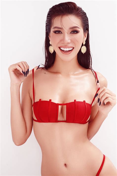 Siêu mẫu Minh Tú khoe hình thể bốc lửa với bikini