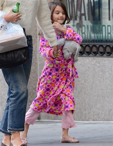 Preguicinha Suri Cruise Passeia De Pijamas Com Katie Holmes Quem Quem News