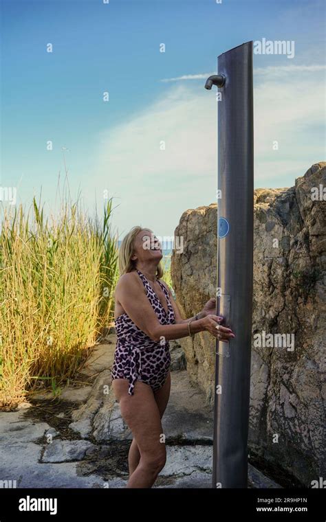 Dusche am strand bikini Fotos und Bildmaterial in hoher Auflösung Alamy