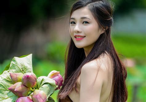 Hot girl Hà thành đẹp mê hồn bên sen đầu mùa