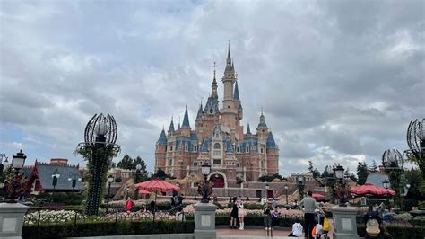 Por brote de Covid 19 Disney Shanghái confina a más de 400 mil