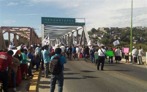 Bloquean carretera en Oaxaca exigen segundo censo de daños por sismo y