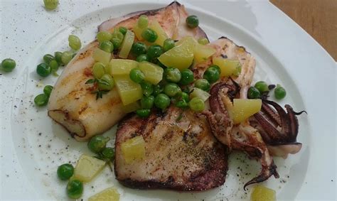 Calamari Alla Griglia Con Patate Novelle E Piselli Freschi Cucina E