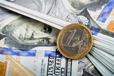 Kursy walut Ile kosztują euro dolar i frank szwajcarski Biznes w