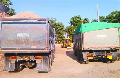 Gravel Filled Dumper And Bulldozer Seized बजरी से भरे दो डम्पर व