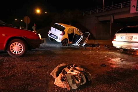 İzmir de Otomobil Kaza Yaptı 2 Kişi Alevler İçinde Sıkıştı