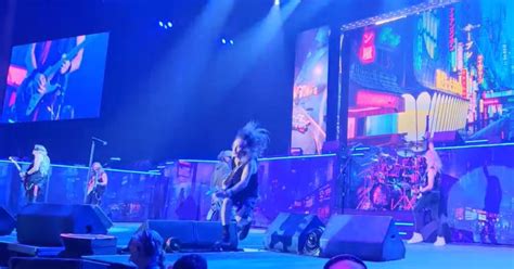 Steve Harris Leva Tombo Durante Show Do Iron Maiden Na Inglaterra