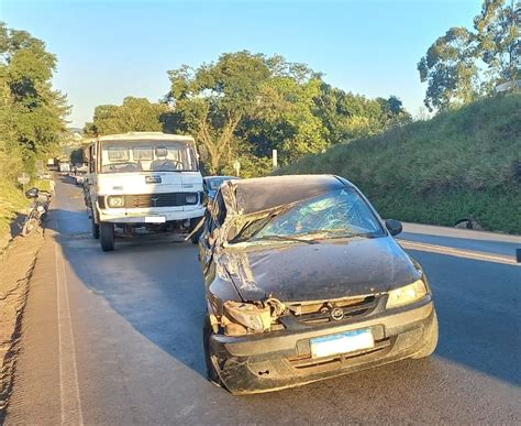 Carro Bate Na Traseira De Caminh O Na Pr Em Francisco Beltr O