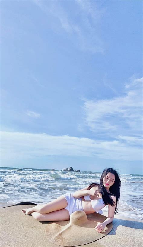 Diện bikini cách điệu Thu Thuỷ thoải mái tạo dáng khoe thân hình chuẩn chỉnh