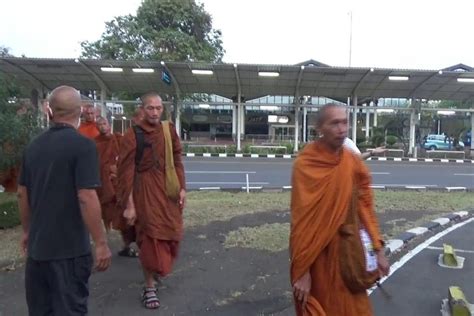 Ritual Thudong 32 Biksu Dari 3 Negara Jalan Kaki Ke Candi Borobudur