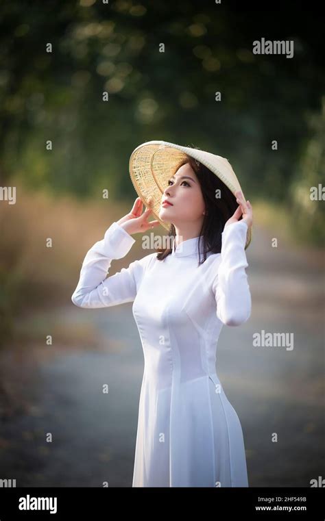 Ho Chi Minh City Vietnam Portrait Women In White Ao Dai Vietnam The