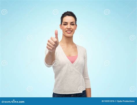 Femme De Sourire Heureuse Avec Des Accolades Montrant Des Pouces Photo