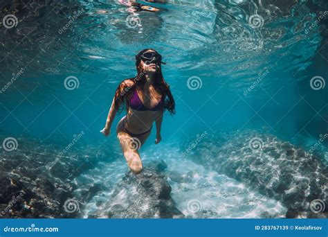 Mujer En Bikini Buceando Bajo El Agua En Mar Azul Imagen De Archivo Imagen De Profundamente