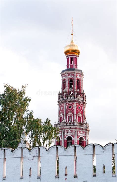 Torre Roja Cúpula Dorada Y Pared De Piedra Blanca De La Iglesia