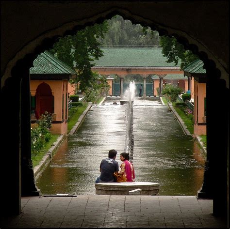 Romance in Shalimar Bagh Gardens near Srinagar,... - It's a beautiful world