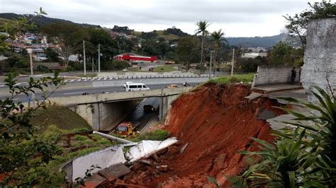 Desmoronamento De Terra Interdita Trecho Da Rodovia Raposo Tavares