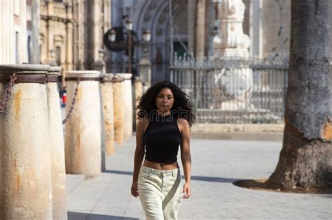 Bella Joven Latina Con Ojos Oscuros Y Pelo Largo Y Rizado Camina Por El Centro De Seville En El