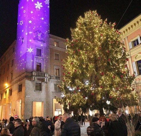 Si Accende L Albero La Magia Del Natale Invade Il Centro Storico