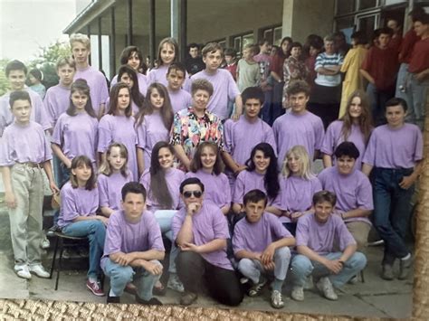 FOTO U Drnju se okupio b razred povodom obljetnice male mature još jednom su sjeli u