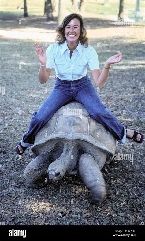 Une Femme Conduit Une Tortue Géante Dans Un Parc Animalier En 1976 à