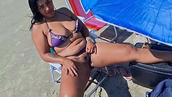 Fomos à praia e ela me surpreendeu colocou um plug anal grande no cuzinho e me deixou louco de