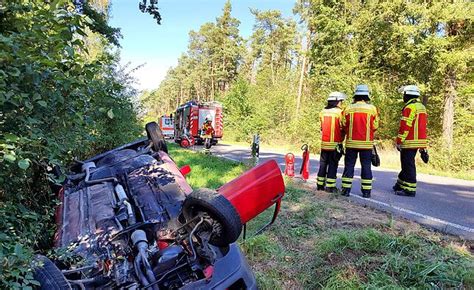 Unfall Bei Stutensee Auto Bleibt Nach Berschlag Auf Dach Liegen