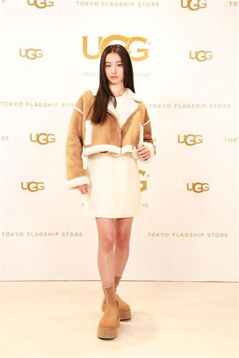 Koki、透明感＆美脚映える白のワンピドレスでテープカットに参加：「ugg Tokyo Flagship Store」オープニングイベント