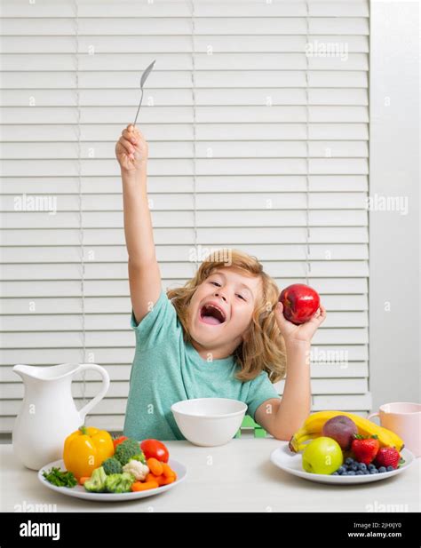 Retrato De Preadolescente Emocionado Niño Sorprendido Coma Alimentos