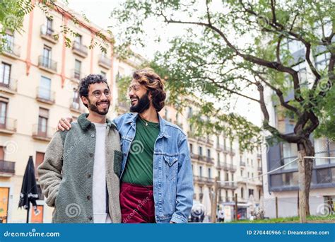 Un Par Feliz De Hombres Gay Se Abraza Foto De Archivo Imagen De Amistad Deslumbrante