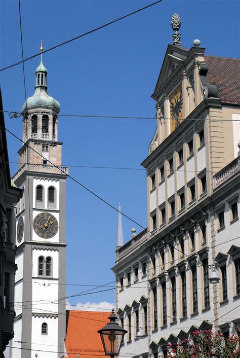 Augsburg Links Der Perlachturm Rechts Das Augsburger Rath Flickr