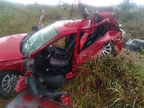 Carro capota após pneu estourar quatro pessoas ficam feridas Rede