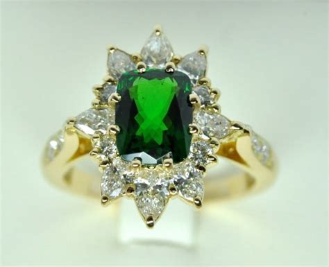 Bague Or Jaune Grenat Tsavorite Au Centre Et Diamants En Entourage